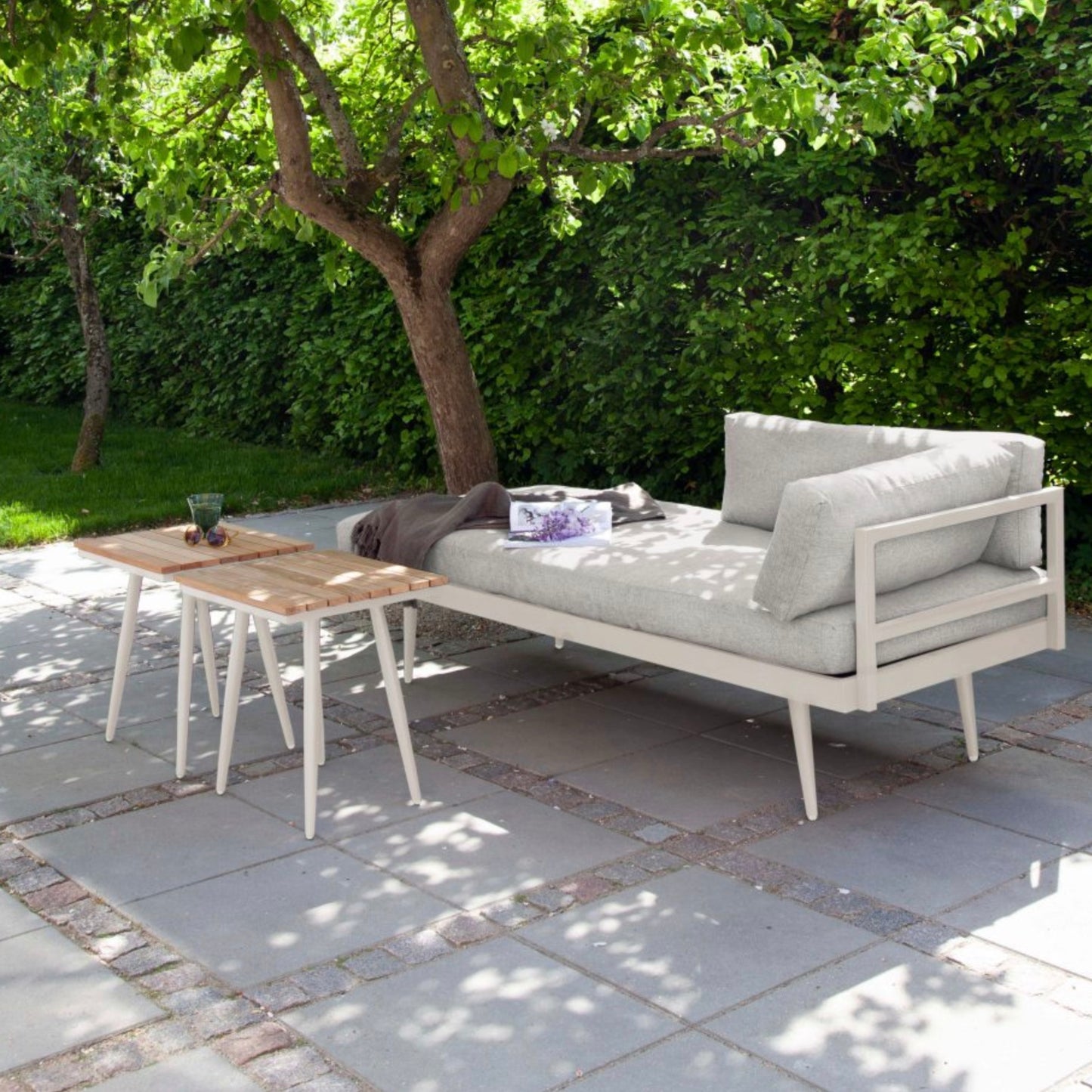 'Rio' garden daybed with side table