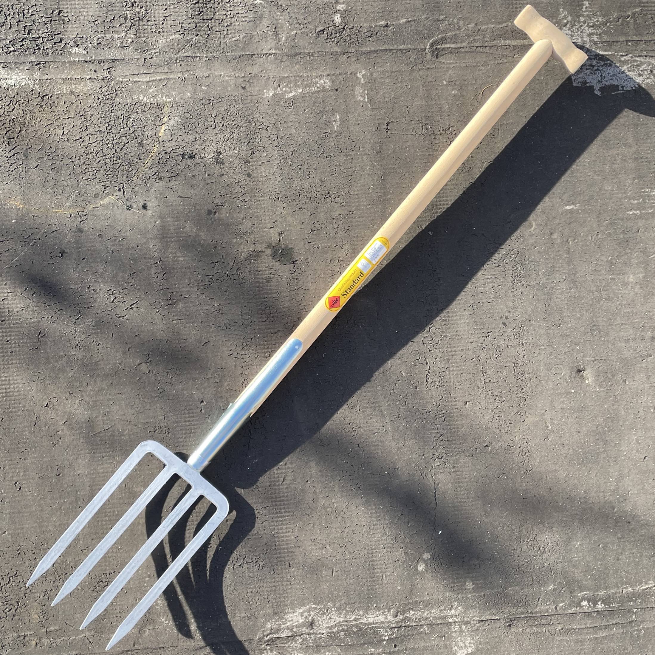 Flat tined store digging fork