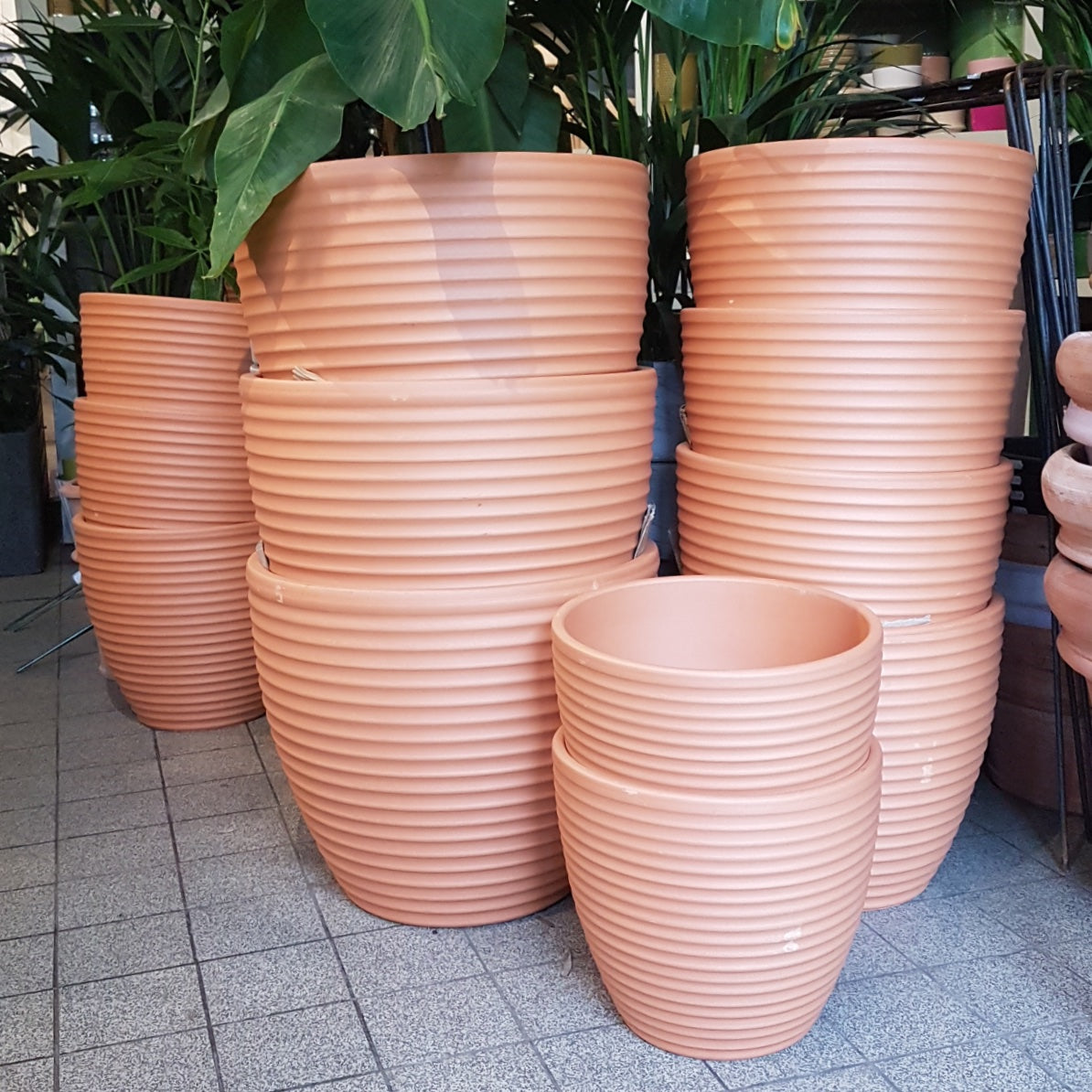 Terracotta 'Ondulado' pot, 3 sizes